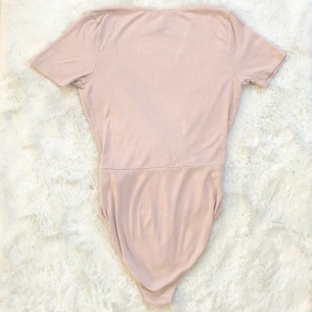 🌻 3/$20 Pink Short Sleeve Ribbed V Neck Bodysuit - Picture 4 of 7